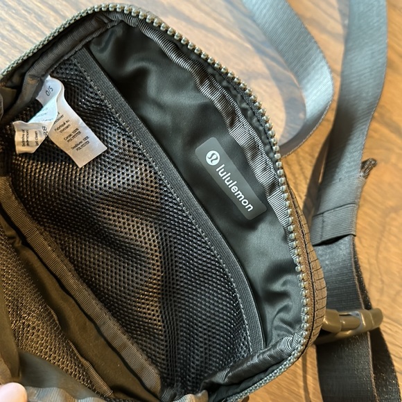 RARE design lululemon olive crosshatch-pattern 1L waist/belt/crossbody bag - Picture 3 of 4